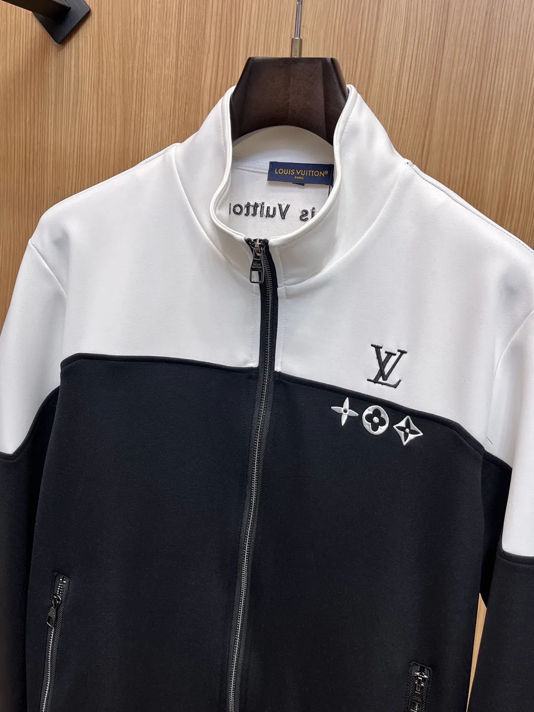 🅿️720 [LV Louis Vuitton] hot-selling suit is coming. Focus on the original version of the official website. 2025 new hot-selling cardigan and sweatshirt suit. The original order is the best. 🇭🇰The meticulous work of top designers. It has a fitting and perfect upper body effect. All-natural high-quality Tencel Roman cotton 100%, close-fitting comfort, noble and elegant! Original hardware embodies elegance and nobility! Counter size: M-3XL (maximum wear up to 190 pounds)